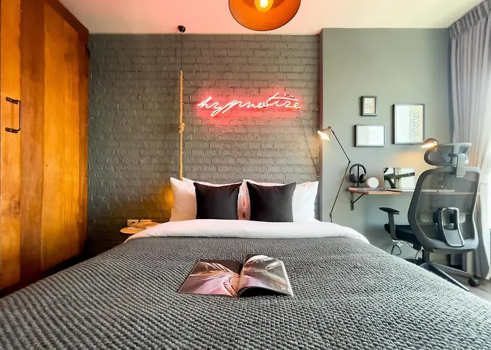 Near Bts L Workspace And Kitchen - Pool And Gym L Sontana Bangkok