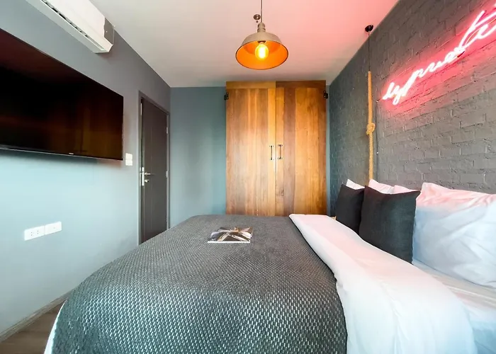 Near Bts L Workspace And Kitchen - Pool And Gym L Sontana Bangkok